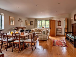 Living area - Beautiful  villa for 6 guests with WIFI, pool (Chipping Norton)