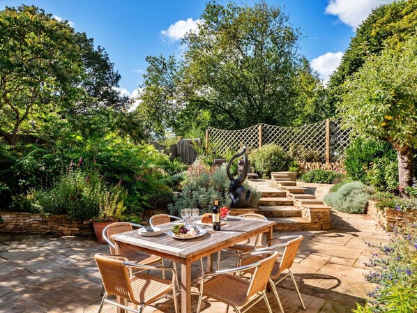 Outdoor dining - Beautiful  villa for 6 guests with pool, WIFI and pets allowed (Chipping Norton)