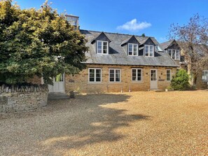 Exterior - Beautiful  villa for 6 guests with pool, WIFI and pets allowed (Chipping Norton)