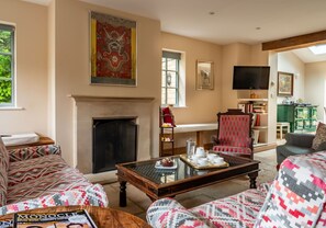 Living area - Beautiful  villa for 6 people with pool, WIFI (Chipping Norton)