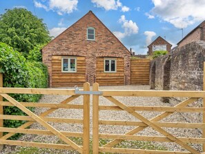 Exterior - Stunning  villa for 8 guests with hot tub, WIFI, terrace and pets allowed (Bridgnorth)