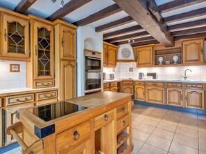 Microwave, oven, highchair - Stunning  villa for 8 guests with hot tub, WIFI, terrace and pets allowed (Bridgnorth)