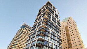 A high-rise building with multiple balconies and a modern architectural design. - Hayarkon Bronze in Tel Aviv-yafo (Tel Aviv)