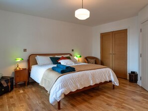 3 bedrooms, travel crib, free WiFi, bed sheets
