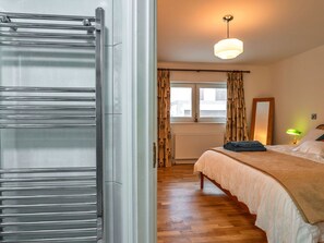 3 bedrooms, travel crib, free WiFi, bed sheets