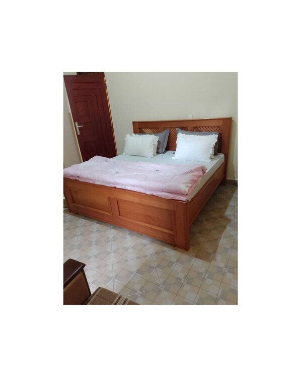 Luxury Villa, Garden View | Desk, iron/ironing board, free WiFi