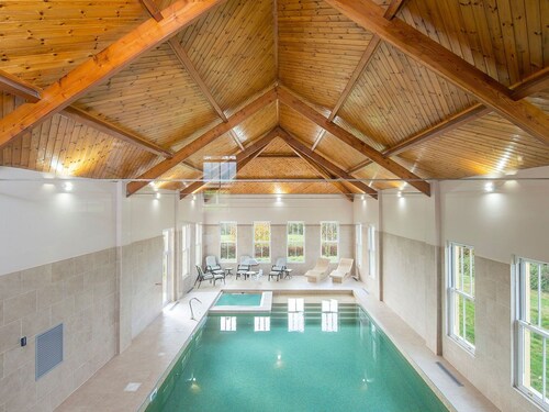 Stunning  villa for 19 people with hot tub, private pool, WIFI and pets allowed