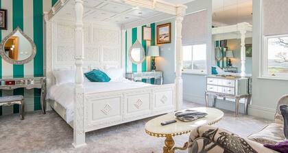 Beautiful villa for 19 people with hot tub, private pool, WIFI and pets allowed