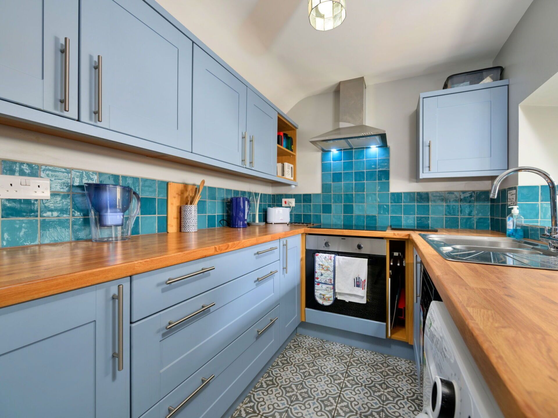 فرن، غسالة أطباق، كرسي للأطفال