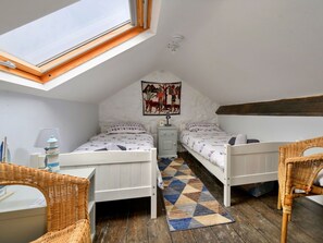 3 bedrooms, travel cot, free WiFi, bed sheets