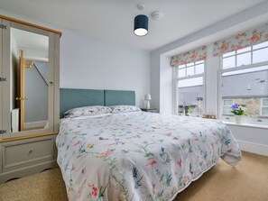 3 bedrooms, travel cot, free WiFi, bed sheets