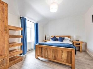 3 bedrooms, travel crib, free WiFi, bed sheets