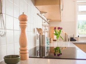 Réfrigérateur, un four, lave-vaisselle, grille-pain
