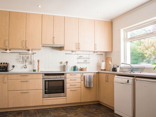 Ofen, Geschirrspüler, Hochstuhl