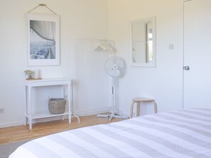 2 bedrooms, travel crib, free WiFi