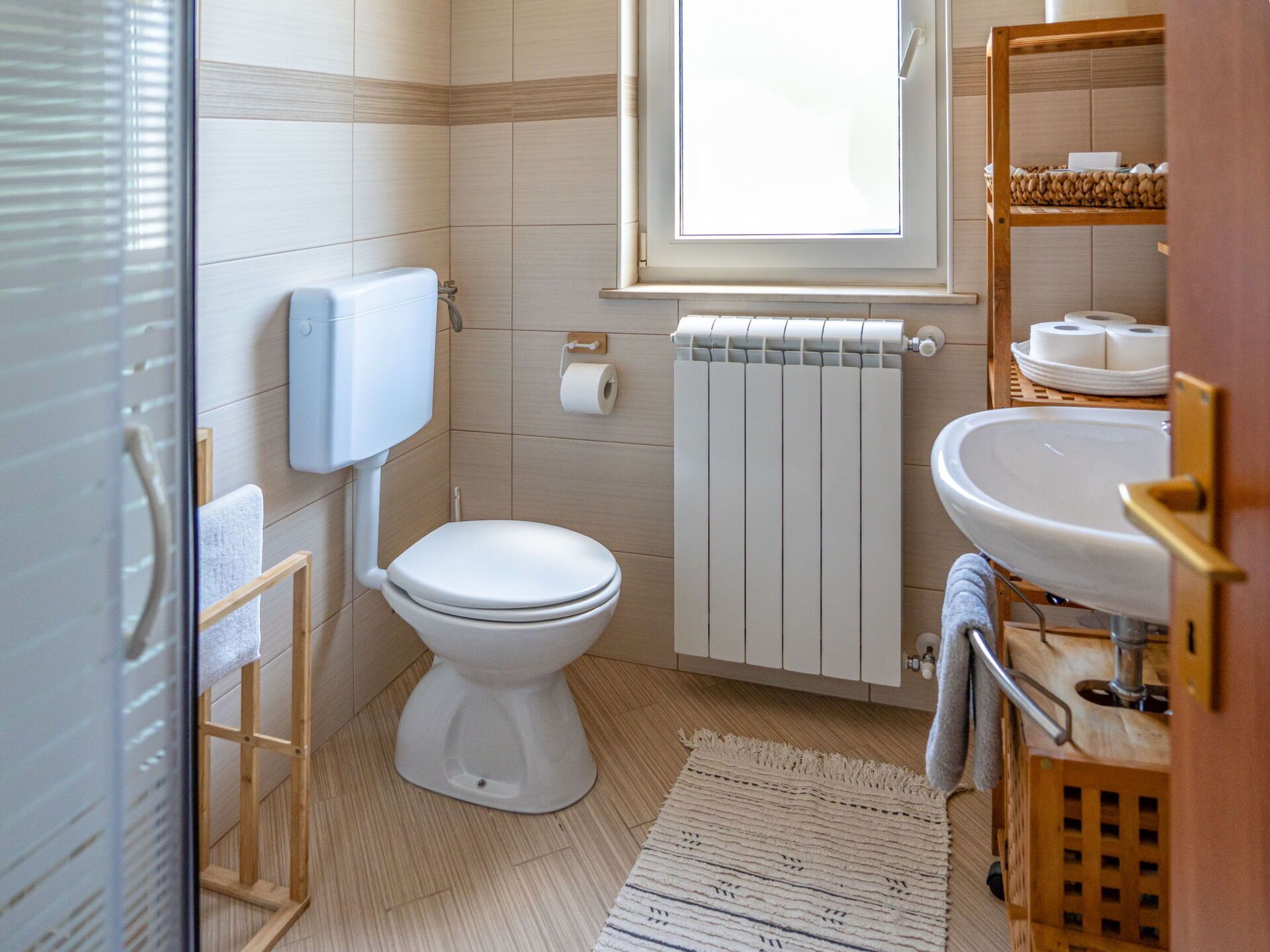 Toilet Seat, Bathroom, Toilet, Plumbing Fixture, Flooring, Floor, Sink, Interior Design, Bathroom Sink, Tap