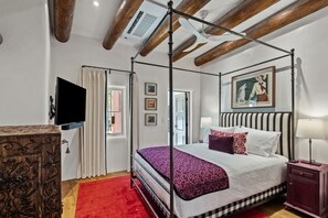 2 bedrooms, desk, iron/ironing board, free WiFi - Prosperidad- Elegance and Comfort on Palace Ave. (Santa Fe)