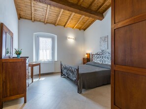 3 bedrooms, travel crib, free WiFi, bed sheets