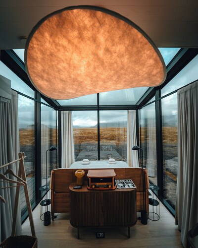 Glass-roof lodge with private spa & sauna near Seljalandsfoss, pure tranquility