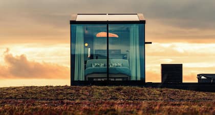 Glass-roof lodge with private spa & sauna near Seljalandsfoss, pure tranquility
