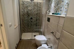 Dusche, Haartrockner, Bidet, Handtücher