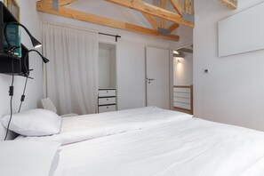 House | 3 bedrooms, individually furnished, bed sheets