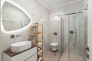 Douche, sèche-cheveux, serviettes fournies, savon