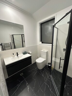 Sèche-cheveux, serviettes fournies, savon, papier toilette