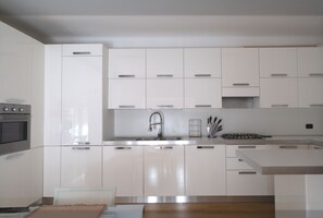 Frigorifero, microonde, forno, piano cottura