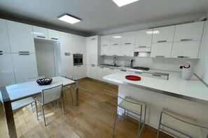Frigorifero, microonde, forno, piano cottura
