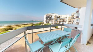 Outdoor dining - The Concorde (Saint-Gilles-Croix-de-Vie)
