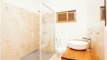 Studio, uitzicht op tuin | Badkamer | Een douche, handdoeken, zeep, toiletpapier