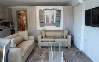 Studio | Premium bedding, in-room safe, desk, laptop workspace