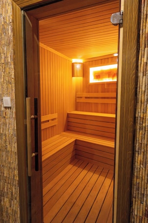 Couples treatment rooms, sauna, steam room, Turkish bath, aromatherapy