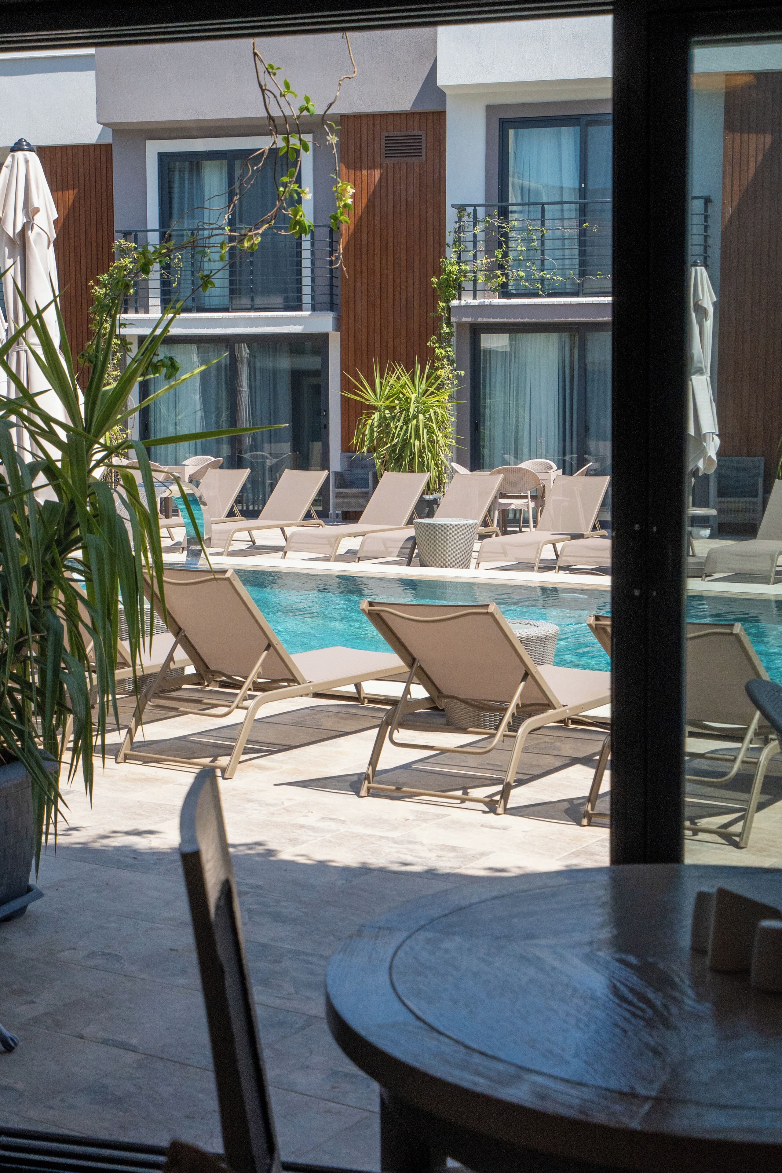 Studio | Luxe beddengoed, een kluis op de kamer, een bureau, een laptopwerkplek