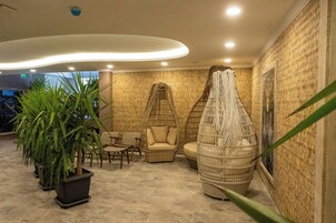 Couples treatment rooms, sauna, steam room, Turkish bath, aromatherapy