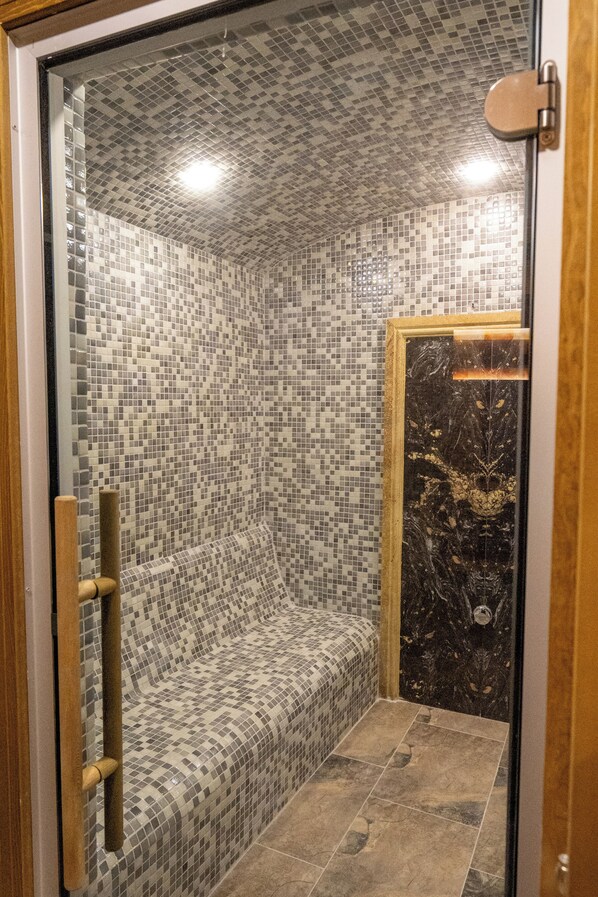 Couples treatment rooms, sauna, steam room, Turkish bath, aromatherapy