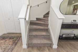 Interior - Escape in Style/King Bed/Disney/Near WEM (Edmonton)