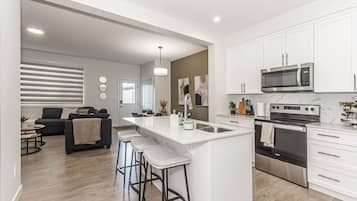 Microondas, horno, parrilla de estufa y lavavajillas