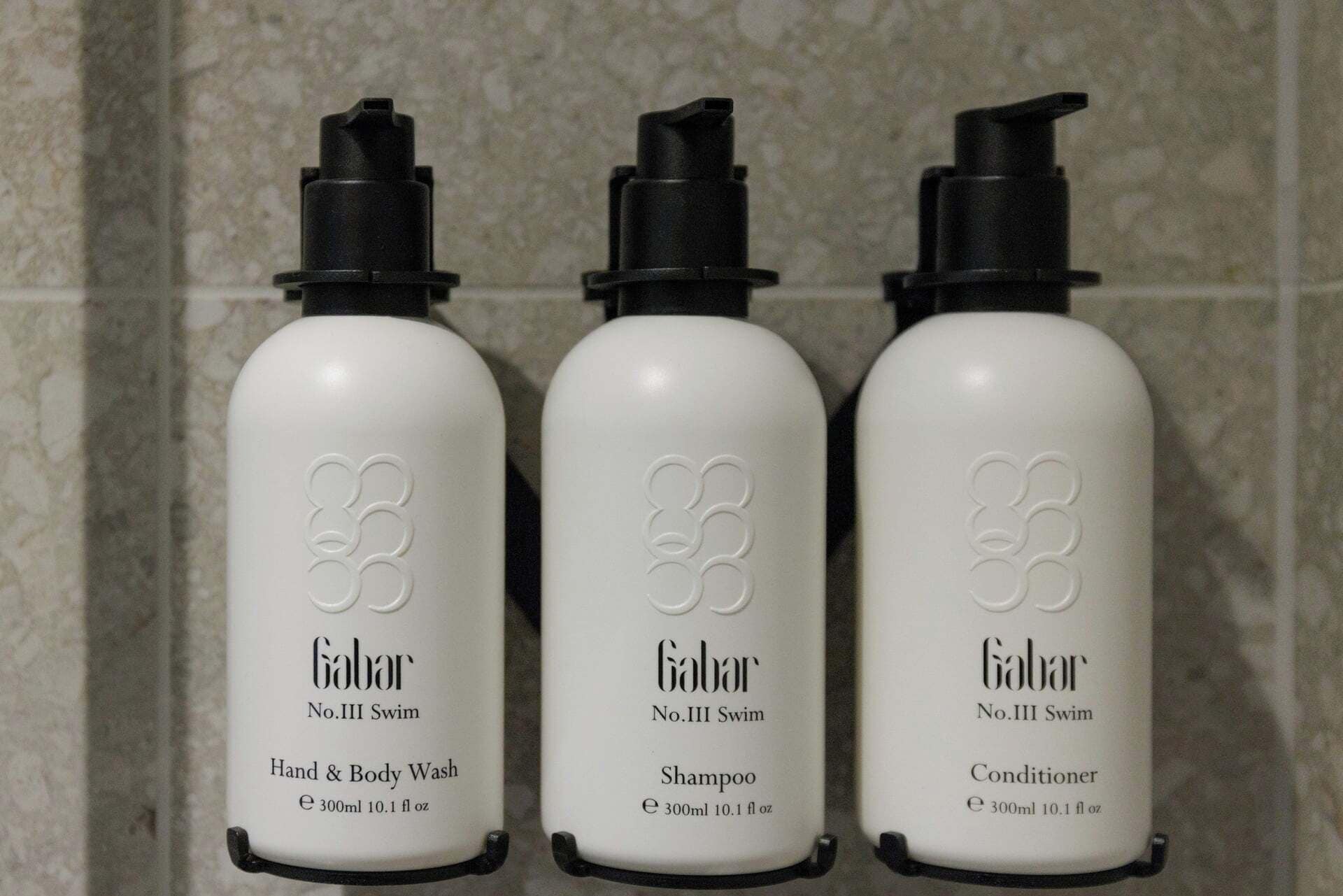 Secador de cabelo, toalhas de banho, sabonete, shampoo