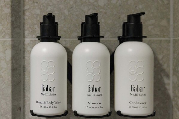 Secador de pelo, toallas, jabón, shampoo