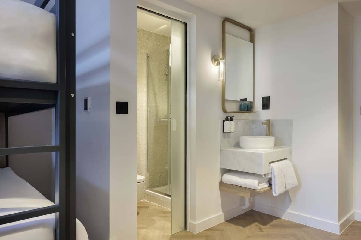 The Warren for 6 | Free WiFi, bed sheets