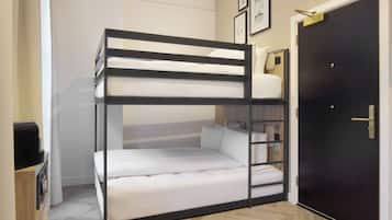Ein Stockbett mit Schreibtisch und Stuhl, eine schwarze Tür und ein kleines Regal mit Büchern.