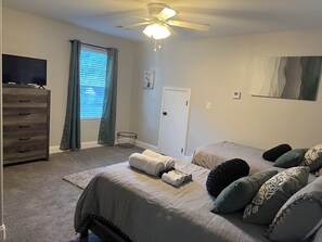 3 chambres, fer et planche à repasser, Wi-Fi, draps fournis