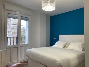 1 dormitorio, tabla de planchar con plancha, wifi y ropa de cama