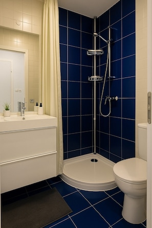 Studio | Salle de bain | Articles de toilette gratuits, serviettes fournies, savon, shampoing