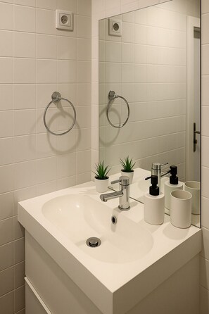 Studio | Bathroom | Free toiletries, towels, soap, shampoo - Elegant Studio flat in Central Lisbon (Lisbon)