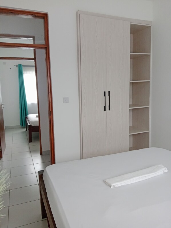 2 habitaciones, tabla de planchar con plancha, wifi y ropa de cama 