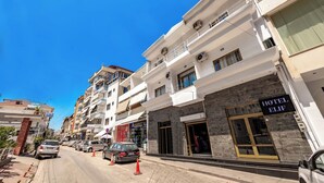 Hotelli nimeltä »Hotel Elif», jossa on moderni julkisivu, useita kerroksia ja huomiota herättävä sisäänkäynti.