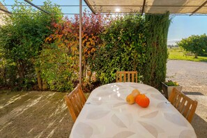 Outdoor dining - Gîte "La Miellerie" with Shared Pool, Private Terrace, and Air Conditioning (Gréoux-les-Bains)